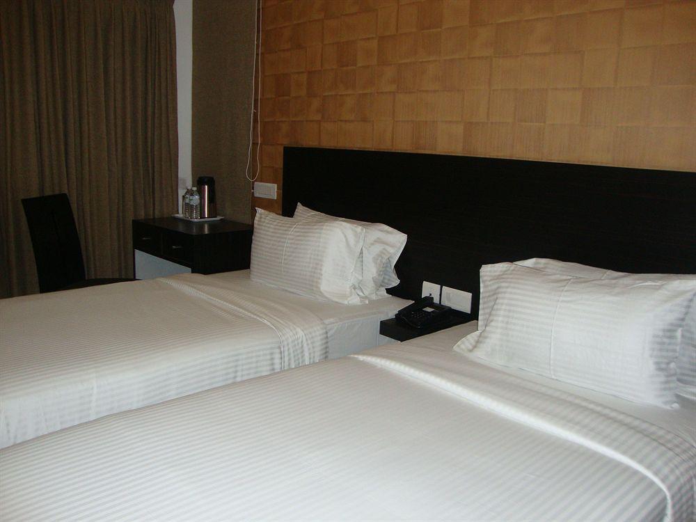 Treebo Trend J'S Five Two Boutique Hotel Chennai Exterior photo