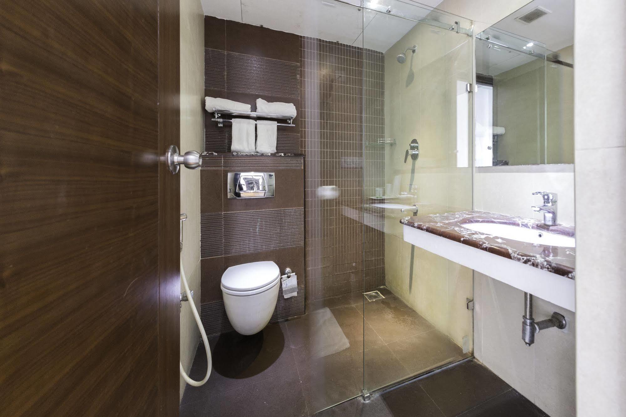 Treebo Trend J'S Five Two Boutique Hotel Chennai Exterior photo
