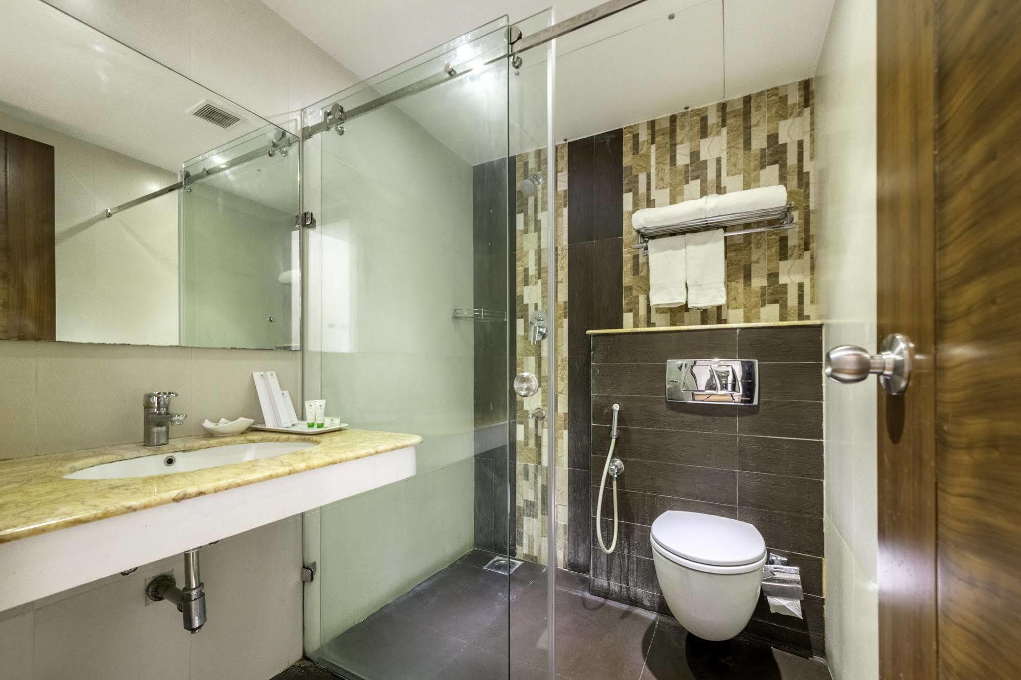 Treebo Trend J'S Five Two Boutique Hotel Chennai Exterior photo